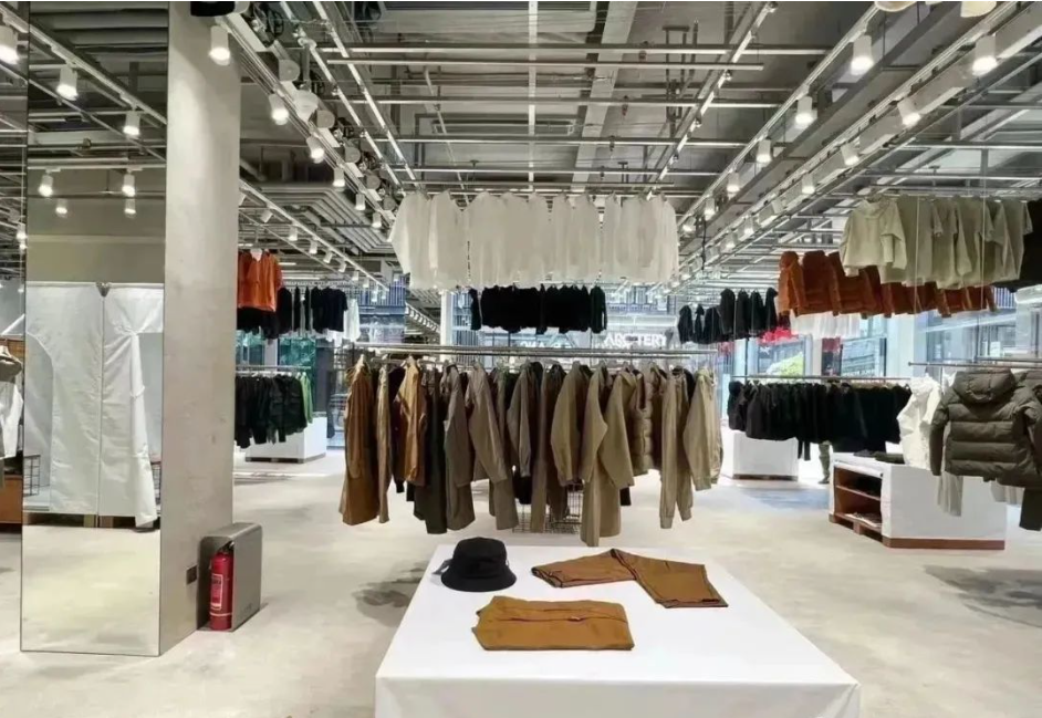 How should a clothing store choose a suitable hanger factory?Read this article to learn more.