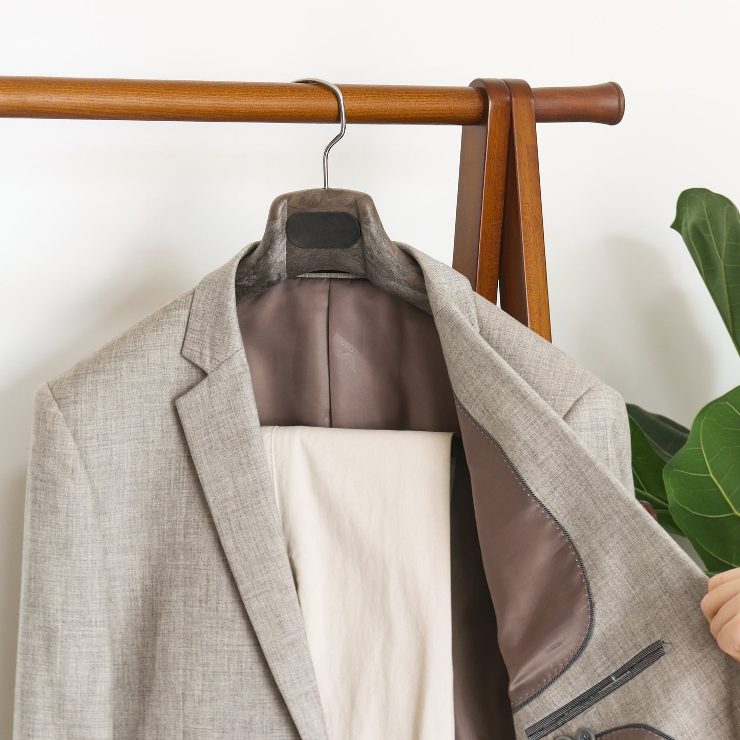Brown Color Plastic Hangers With Metal Plate Logo